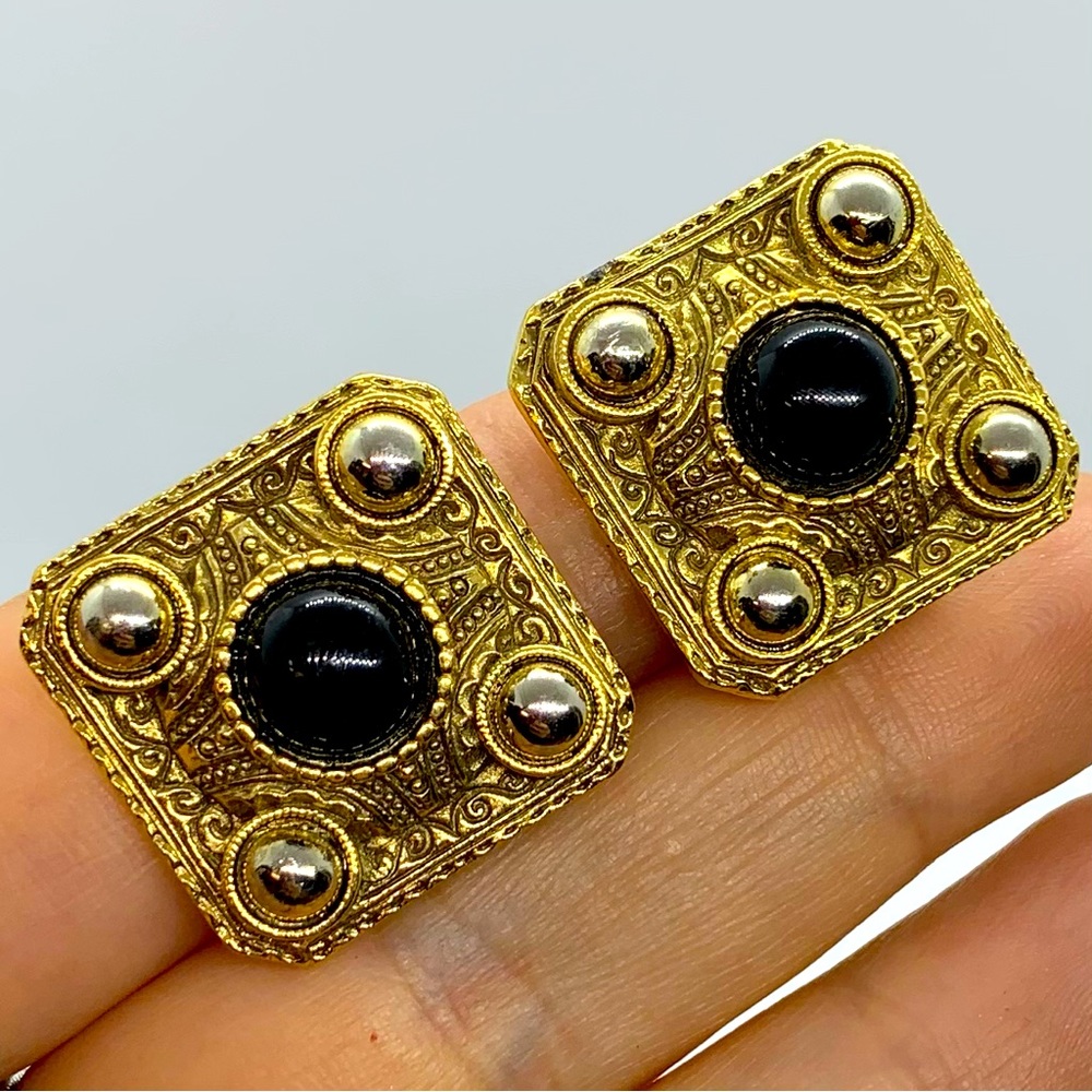 VINTAGE 1928 ETRUSCAN EARRINGS BLACK GLASS  CLIPS GOLD TONE REPOUSSE SQUARE 1”